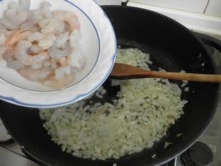 Lomos de merluza con gambas al vino blanco