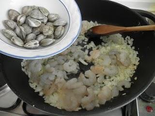 Lomos de merluza con gambas al vino blanco