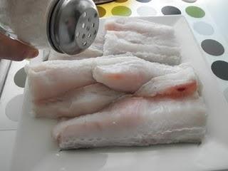 Lomos de merluza con gambas al vino blanco