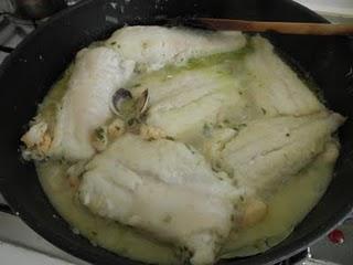 Lomos de merluza con gambas al vino blanco