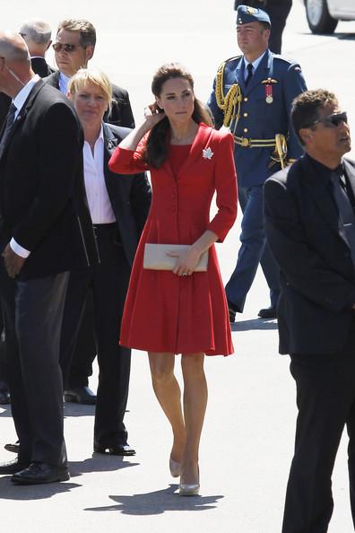 Kate Middleton - The Duke and Duchess of Cambridge wrap up their Royal Tour of Canada by boarding a Canadian Military plane at the Calgary International Airport