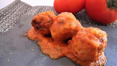 Receta terminada de albóndigas con la salsa de tomate de bote