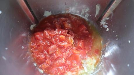 Echamos el resto de los ingredientes para hacer la salsa de tomate