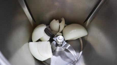 Pacar la cebollas en Thermomix