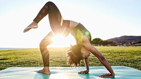 principiante practicando yoga