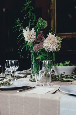 Mesa de boda con mantelería combinada con el resto de la decoración