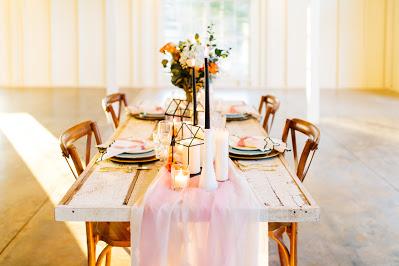 Mesa de boda desnuda con camino de mesa