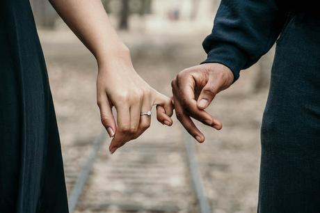 Pareja caminando de la mano, como debe ser una relación de enamorados