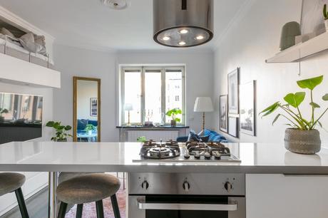 tiny studio decor studio interiors studio decor scandinavian studio scandinavian decor estudios con barra en la cocina estudio sueco decoración decoración pisos pequeños decoración estudios cocina pequeña cocina nórdica cocina abierta  