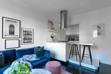 tiny studio decor studio interiors studio decor scandinavian studio scandinavian decor estudios con barra en la cocina estudio sueco decoración decoración pisos pequeños decoración estudios cocina pequeña cocina nórdica cocina abierta  