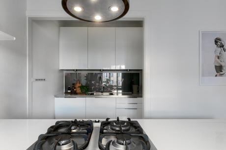 tiny studio decor studio interiors studio decor scandinavian studio scandinavian decor estudios con barra en la cocina estudio sueco decoración decoración pisos pequeños decoración estudios cocina pequeña cocina nórdica cocina abierta  