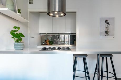 tiny studio decor studio interiors studio decor scandinavian studio scandinavian decor estudios con barra en la cocina estudio sueco decoración decoración pisos pequeños decoración estudios cocina pequeña cocina nórdica cocina abierta  