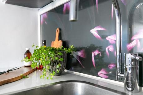 tiny studio decor studio interiors studio decor scandinavian studio scandinavian decor estudios con barra en la cocina estudio sueco decoración decoración pisos pequeños decoración estudios cocina pequeña cocina nórdica cocina abierta  