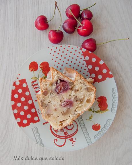 Mi Bizcocho favorito de queso y cerezas. Cheesy Cherry Bundt Cake.