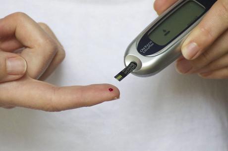 Realizando prueba de la diabetes. Cómo  revertir la diabetes