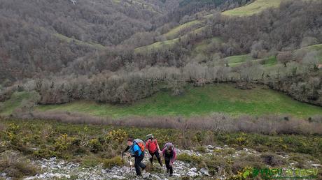 Subiendo al Alto Llerandi desde la zona de Bornéu