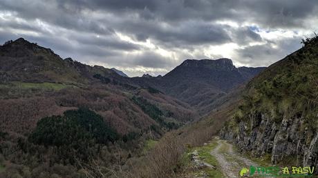 Mota Cetín sobre el camino