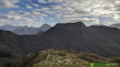 Vista desde el Alto Llerandi hacia la Mota Cetín