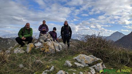 Foto de grupo en la cima del Alto Llerandi