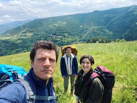 El actor Álex González se adentra en el Río Burbia y revoluciona a sus seguidores en redes