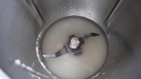 Echar los ingredientes para preparar el azúcar invertido 