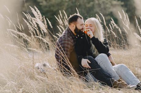 Pareja haciendo camping, como enamorar a un hombre dificil