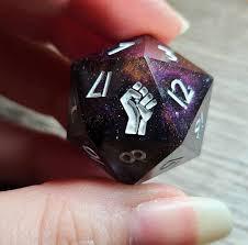 Hombreras y d20s por el #blacklivesmatter Hombreras y d20s por el #blacklivesmatter