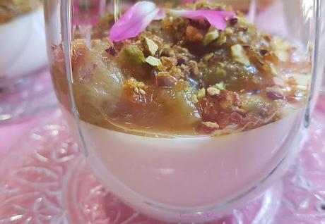 Panna cotta sin gelatina, con compota de  ruibarbo y pistachos caramelizados