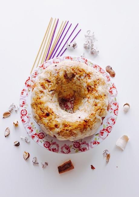 BUNDT CAKE DE KEFIR Y CHIA CON CREMA DE CARDAMOMO Y COCO BUNDT CAKE DE KEFIR Y CHIA CON CREMA DE CARDAMOMO Y COCO