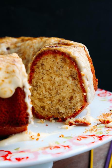 BUNDT CAKE DE KEFIR Y CHIA CON CREMA DE CARDAMOMO Y COCO BUNDT CAKE DE KEFIR Y CHIA CON CREMA DE CARDAMOMO Y COCO