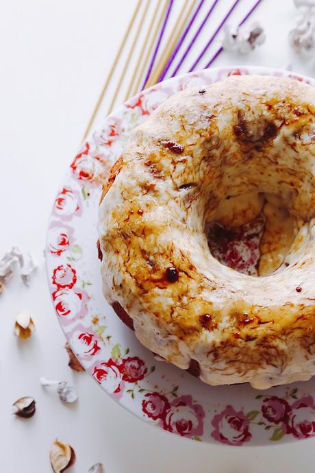 BUNDT CAKE DE KEFIR Y CHIA CON CREMA DE CARDAMOMO Y COCO