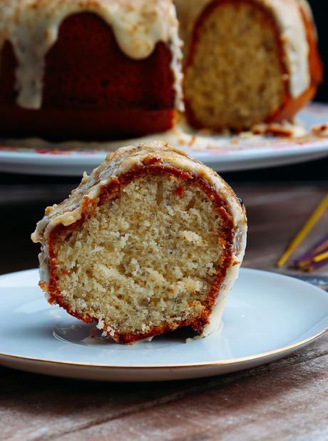 BUNDT CAKE DE KEFIR Y CHIA CON CREMA DE CARDAMOMO Y COCO BUNDT CAKE DE KEFIR Y CHIA CON CREMA DE CARDAMOMO Y COCO