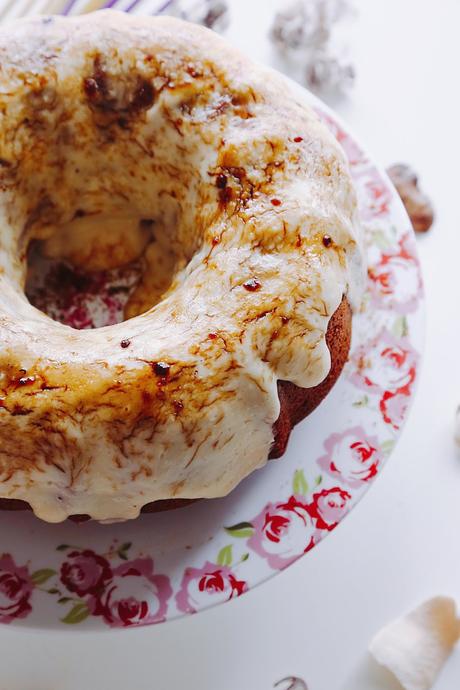 BUNDT CAKE DE KEFIR Y CHIA CON CREMA DE CARDAMOMO Y COCO BUNDT CAKE DE KEFIR Y CHIA CON CREMA DE CARDAMOMO Y COCO