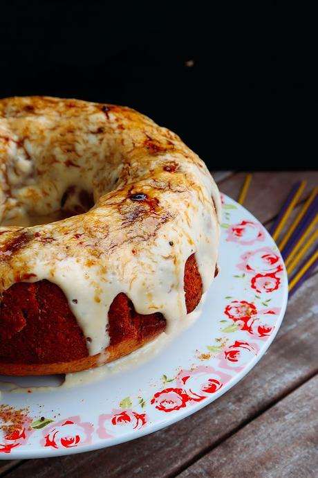 BUNDT CAKE DE KEFIR Y CHIA CON CREMA DE CARDAMOMO Y COCO BUNDT CAKE DE KEFIR Y CHIA CON CREMA DE CARDAMOMO Y COCO