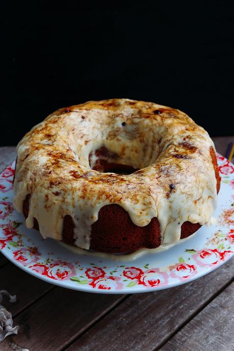 BUNDT CAKE DE KEFIR Y CHIA CON CREMA DE CARDAMOMO Y COCO BUNDT CAKE DE KEFIR Y CHIA CON CREMA DE CARDAMOMO Y COCO