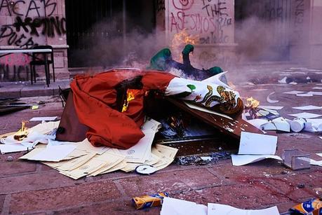 Presentan persona ante FGR por quemar la bandera