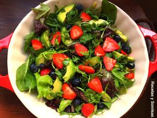 ENSALADA DE FRESAS, AGUACATE Y ARÁNDANOS