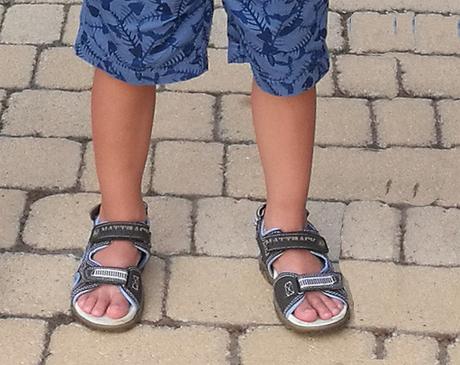 Preparando el calzado para los niños para el verano después del confinamiento Preparando el calzado para los niños para el verano después del confinamiento