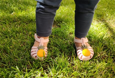 Preparando el calzado para los niños para el verano después del confinamiento Preparando el calzado para los niños para el verano después del confinamiento