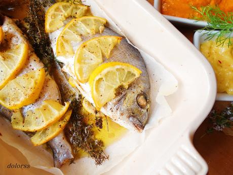 Dorada al horno con hinojo, limón y  salsas romesco y alioli con azafrán