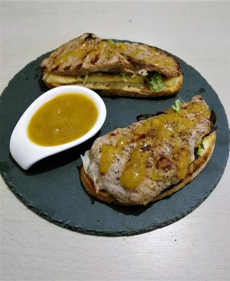 Tosta de secreto ibérico con salsa de mango