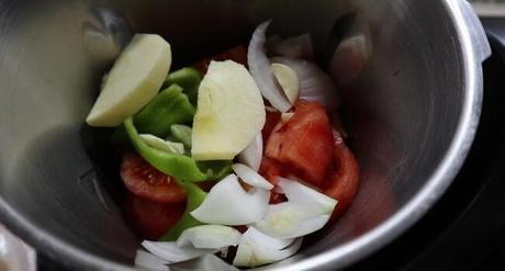 Echamo los ingredientes para picarlos en el vaso