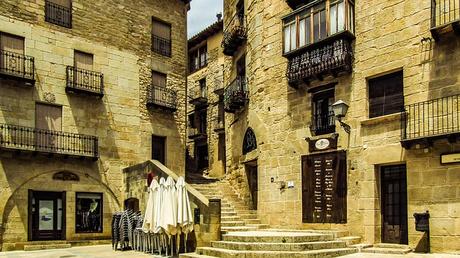 turismo de cercanía en Teruel, plaza de Valderrobes