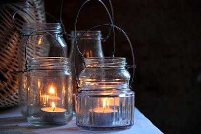 Velas de té en recipientes de cristal