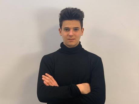 Un joven de 16 años, Fabián Piquer, ayuda a transmitir valores a ñiños y adolescentes de manera divertida