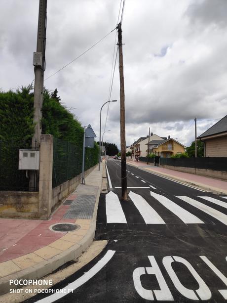 La compañía Telefónica mantiene dos postes de comunicaciones en calles urbanizadas de Cubillos del Sil sin aportar soluciones para su eliminación