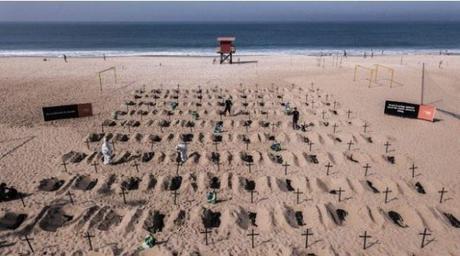Cavan tumbas en playa de Río de Janeiro como protesta contra Bolsonaro