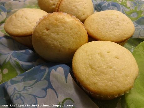 PETITS GÂTEAUX À LA LIME ET AU BABEURRE / BUTTER MILK LIME MUFFINS / MAGDALENAS CON SUERO DE LECHE Y LIMA / مافن اللبن و الليمون الاخضر