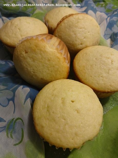 PETITS GÂTEAUX À LA LIME ET AU BABEURRE / BUTTER MILK LIME MUFFINS / MAGDALENAS CON SUERO DE LECHE Y LIMA / مافن اللبن و الليمون الاخضر