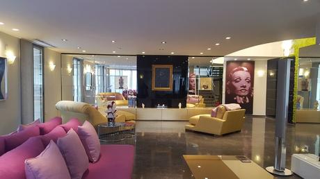 Atrévete a combinar con el estilo Ecléctico Chalet ecléctico en la Sierra eclectico-salon